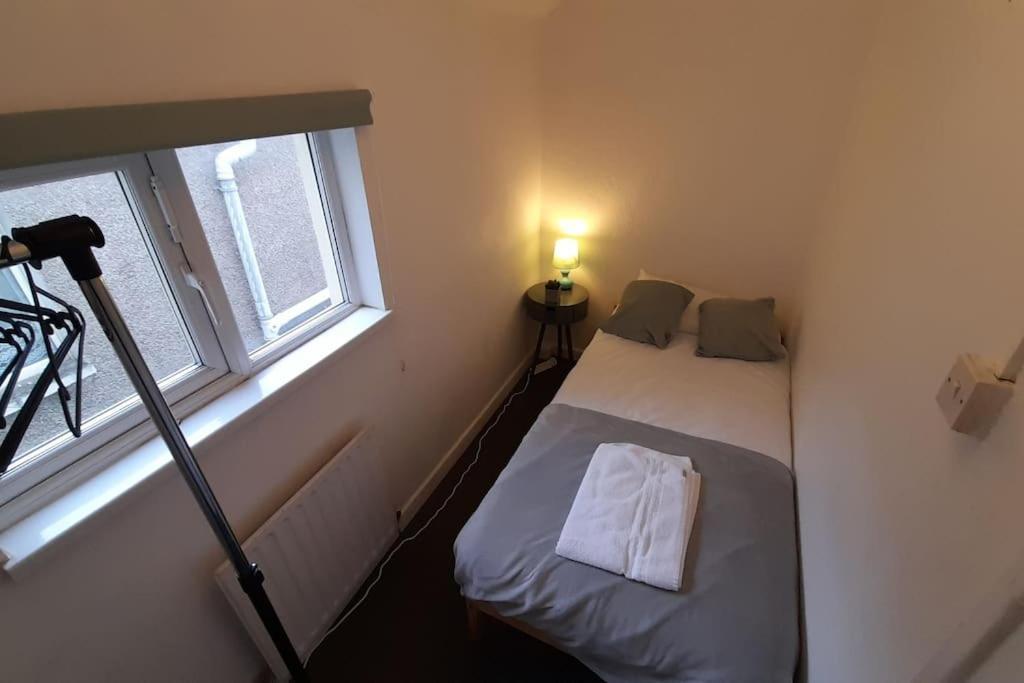 Spacious 4 Bedroom, Free Netflix, Central Location Кардифф Экстерьер фото