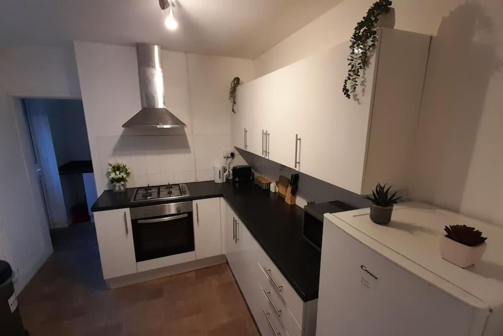 Spacious 4 Bedroom, Free Netflix, Central Location Кардифф Экстерьер фото