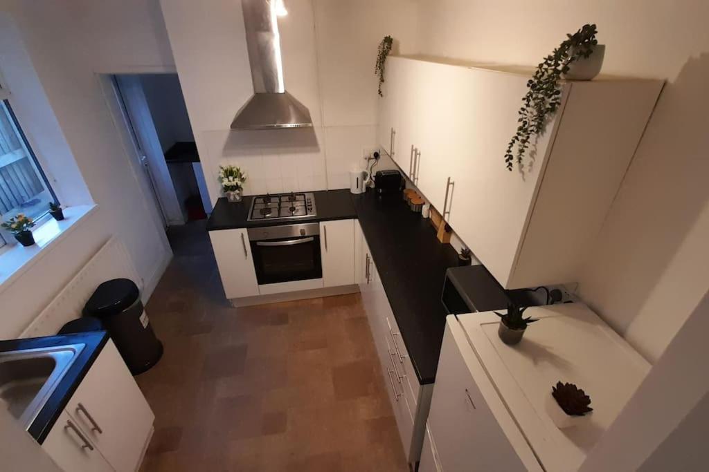 Spacious 4 Bedroom, Free Netflix, Central Location Кардифф Экстерьер фото