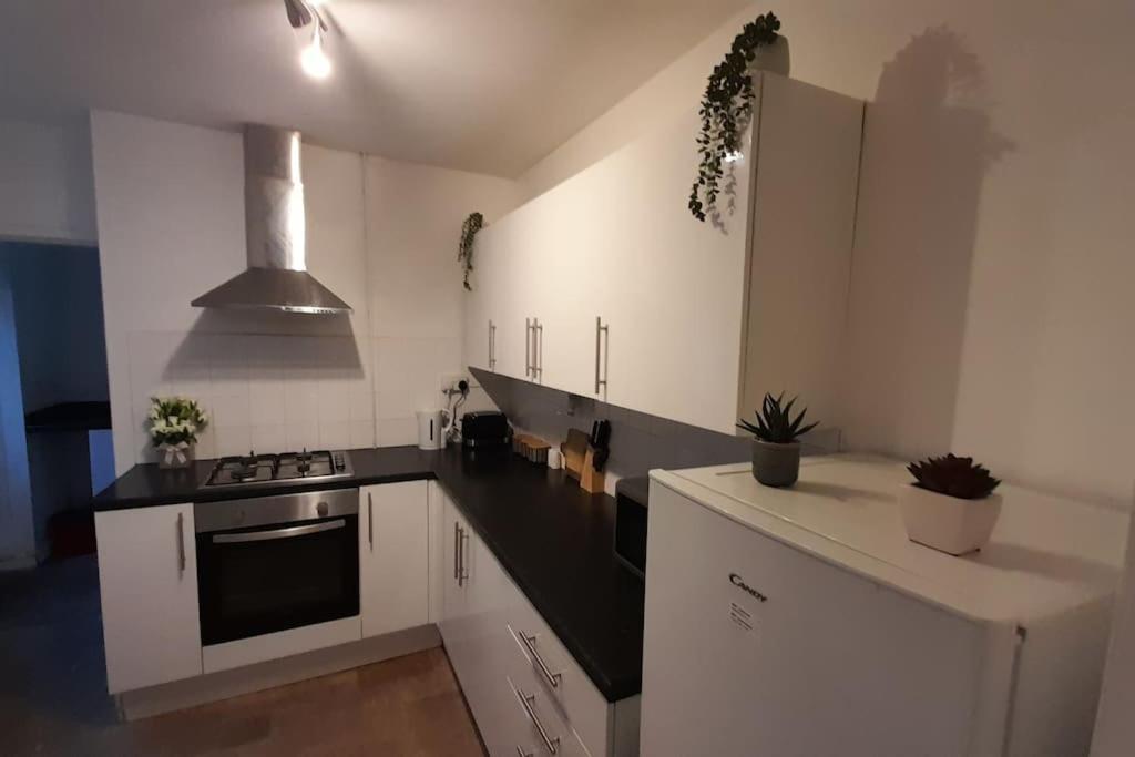 Spacious 4 Bedroom, Free Netflix, Central Location Кардифф Экстерьер фото