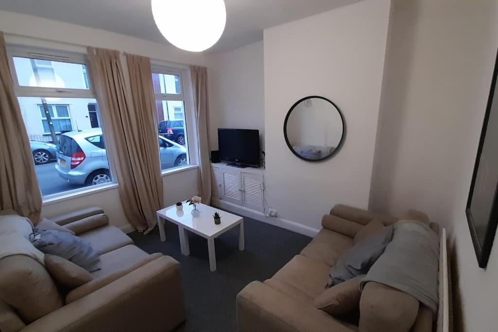 Spacious 4 Bedroom, Free Netflix, Central Location Кардифф Экстерьер фото