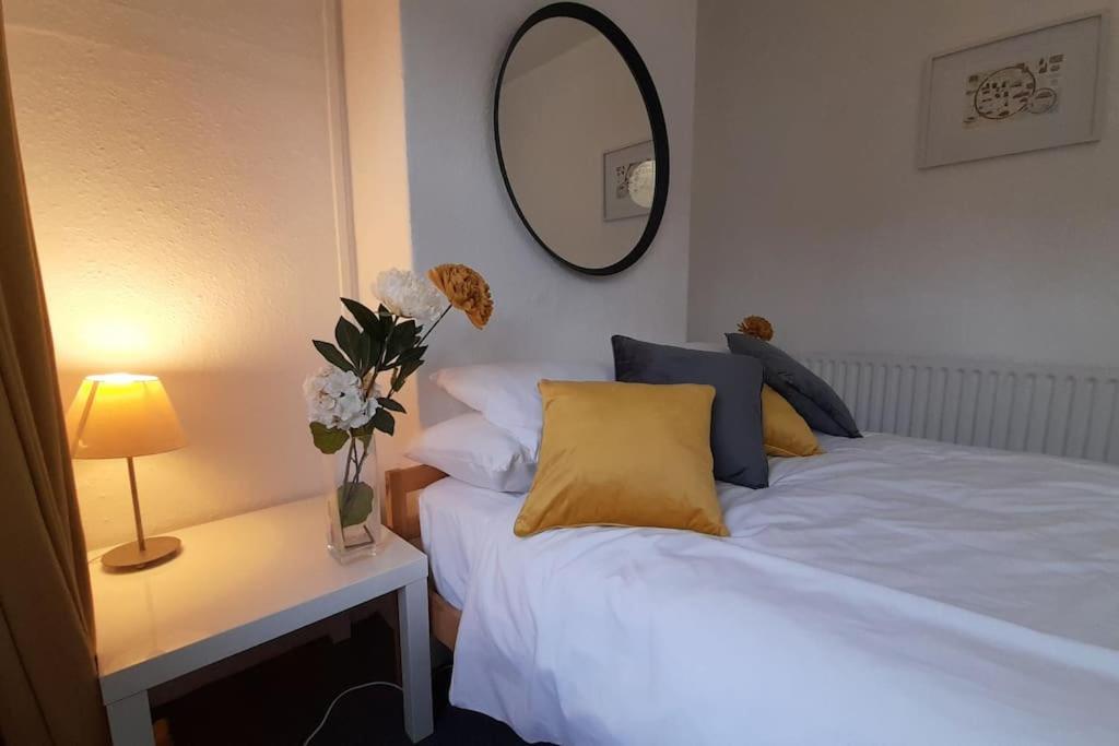 Spacious 4 Bedroom, Free Netflix, Central Location Кардифф Экстерьер фото