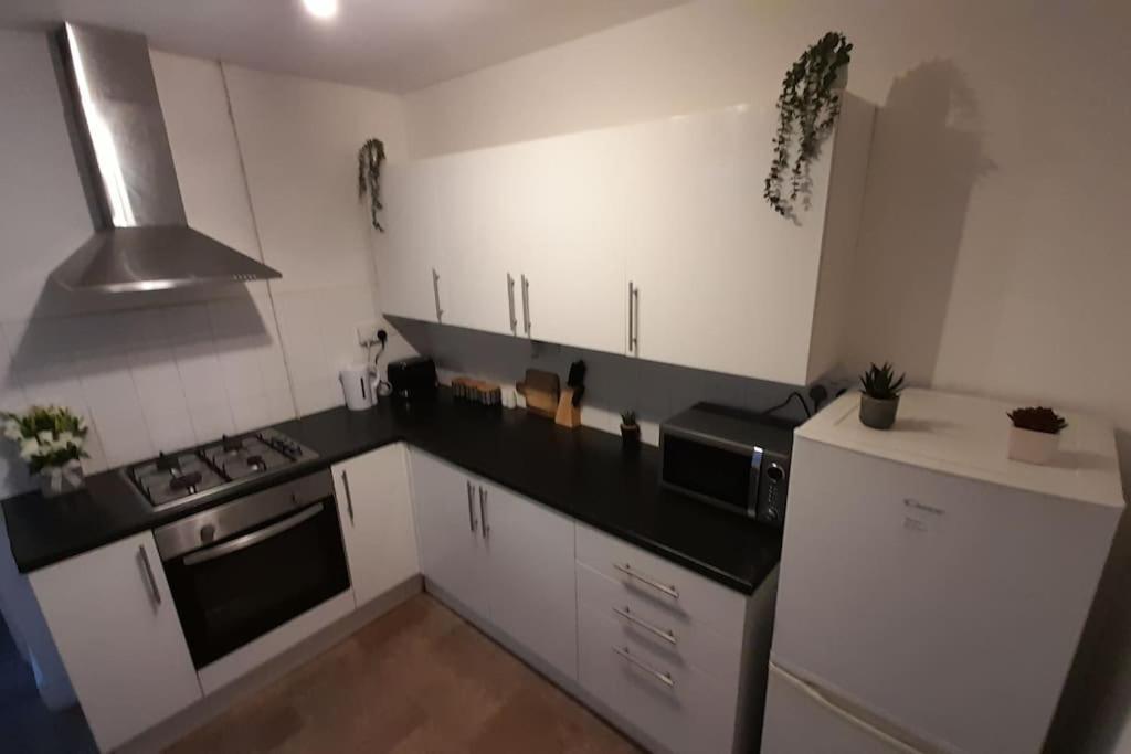 Spacious 4 Bedroom, Free Netflix, Central Location Кардифф Экстерьер фото