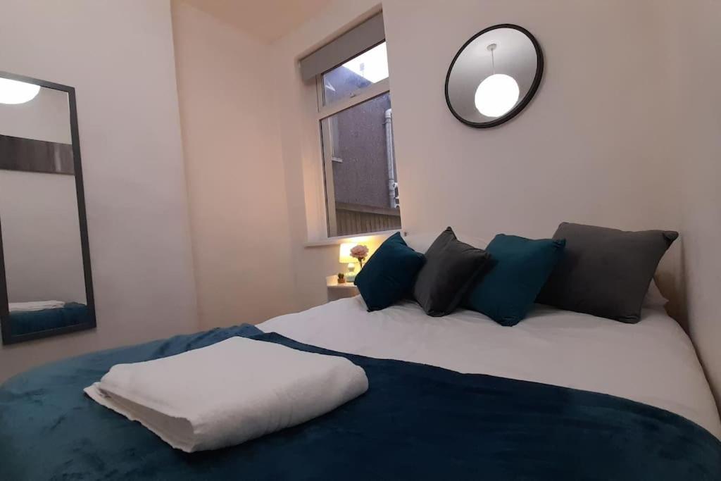 Spacious 4 Bedroom, Free Netflix, Central Location Кардифф Экстерьер фото