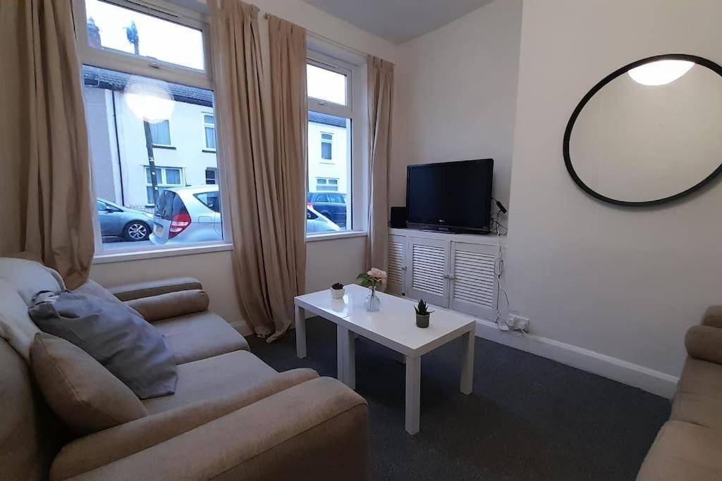 Spacious 4 Bedroom, Free Netflix, Central Location Кардифф Экстерьер фото