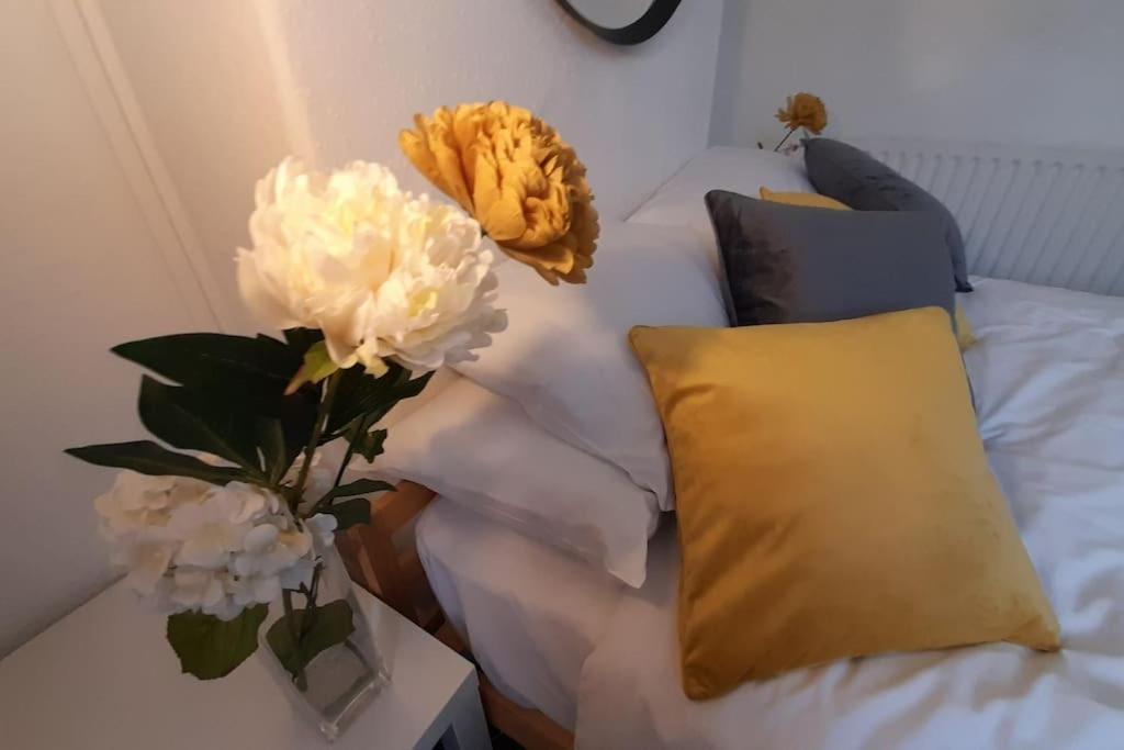 Spacious 4 Bedroom, Free Netflix, Central Location Кардифф Экстерьер фото